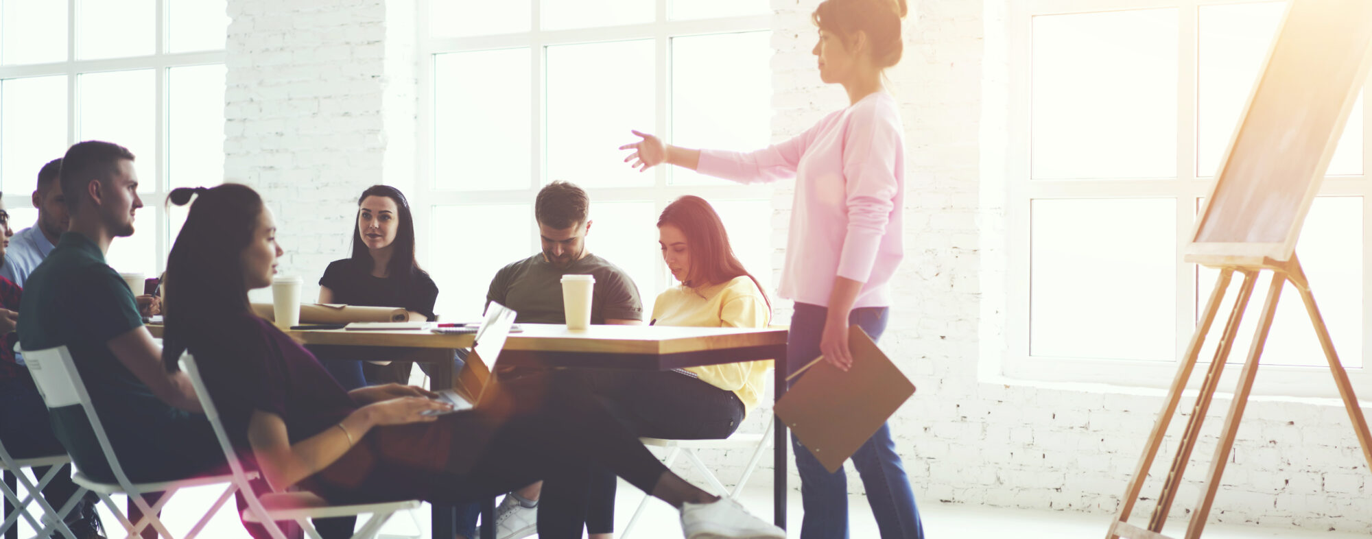 Meeting - Besprechung mit jungen Menschen vor einer Kreidetafel