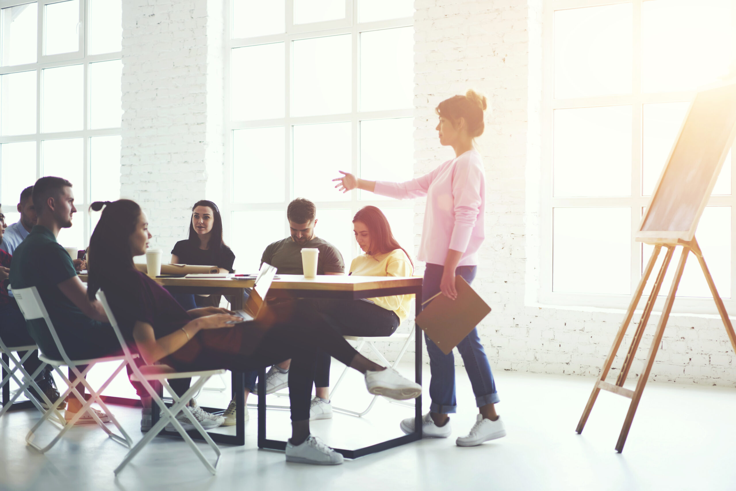 Meeting - Besprechung mit jungen Menschen vor einer Kreidetafel