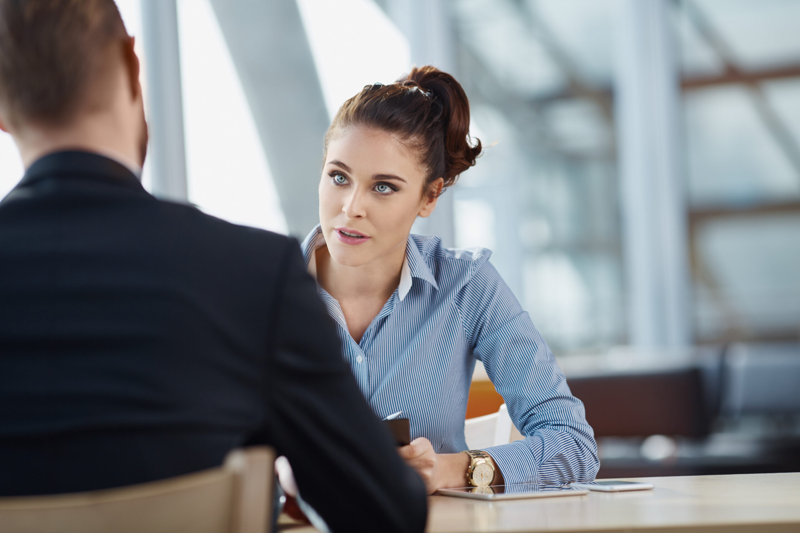 Bewerbungsgespräch - Job-Interview - Mann beantwortet Fragen