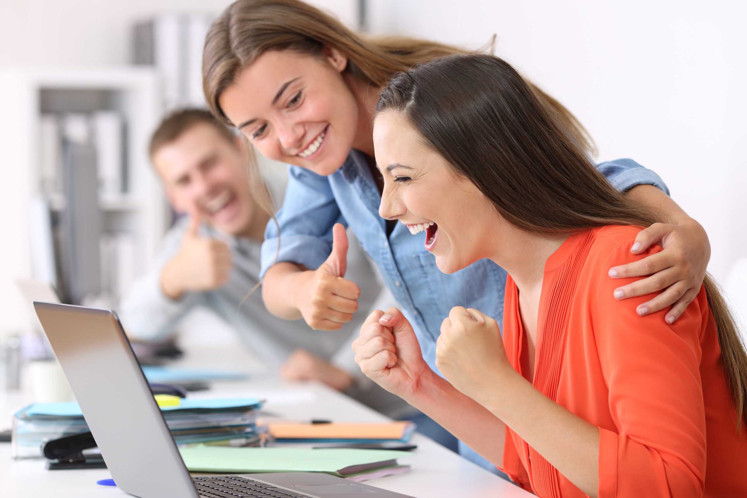 Glücklich, Erfolgreiche junge Personen bei der Arbeit im Office